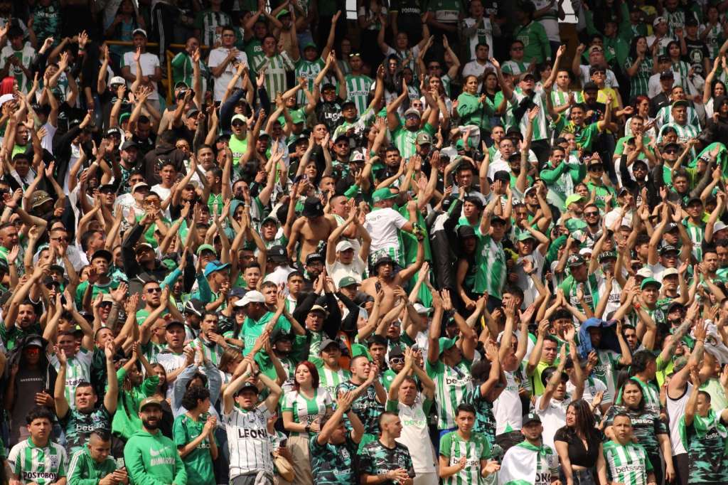 Hinchas de Atlético Nacional en El Campín durante el partido contra Equidad en la Liga BetPlay 2025.