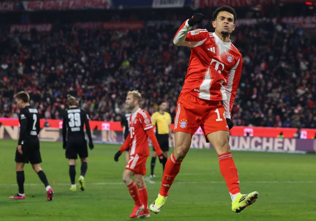 TOPSHOT - Bayern Munich's Colombian forward #14 Luis Diaz celebrates scoring the 2-1 goal with his teammates during the German first division Bundesliga football match between FC Bayern Munich and VfL Wolfsburg in Munich, southern Germany, on January 11, 2026. (Photo by Alexandra BEIER / AFP) / DFL REGULATIONS PROHIBIT ANY USE OF PHOTOGRAPHS AS IMAGE SEQUENCES AND/OR QUASI-VIDEO
