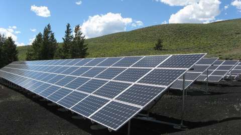 Gasto en transición energética alcanza récord de US$500.000 millones