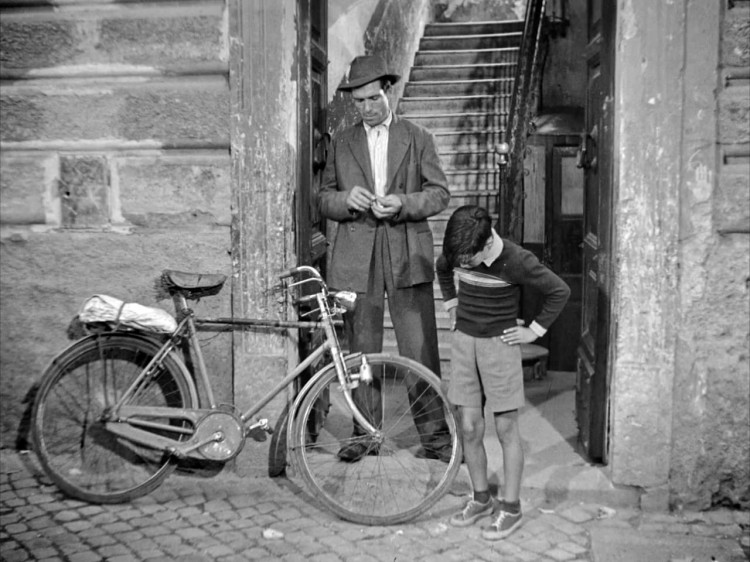 El protagonista de la película Ladrones de bicicletas, Antonio Ricci, en una escena del filme dirigido por Vittorio de Sica. / Cortesía