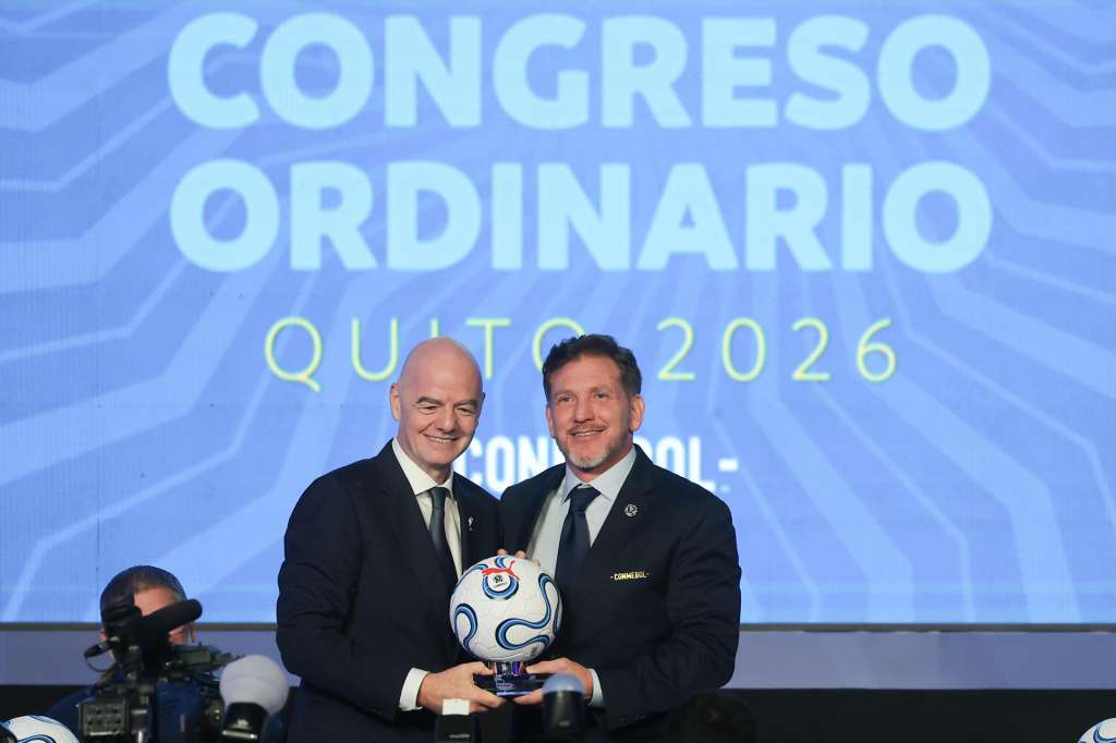 FOTODELDÍA AME6044. QUITO (ECUADOR), 23/04/2026.- El presidente de la FIFA, Gianni Infantino (i), y el presidente de la Conmebol, Alejandro Domínguez, posan en el 82.º Congreso Ordinario de la Confederación Sudamericana de Fútbol (Conmebol) este jueves, en Quito (Ecuador). EFE/ José Jácome