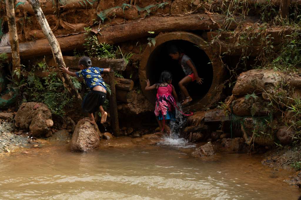 Un pozo donde los niños y niñas juegan en uno de los asentamientos de los indígenas Embera, cerca a Quibdó.