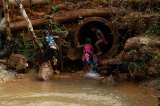 En Colombia aún se hace popó junto a las quebradas donde juegan los niños