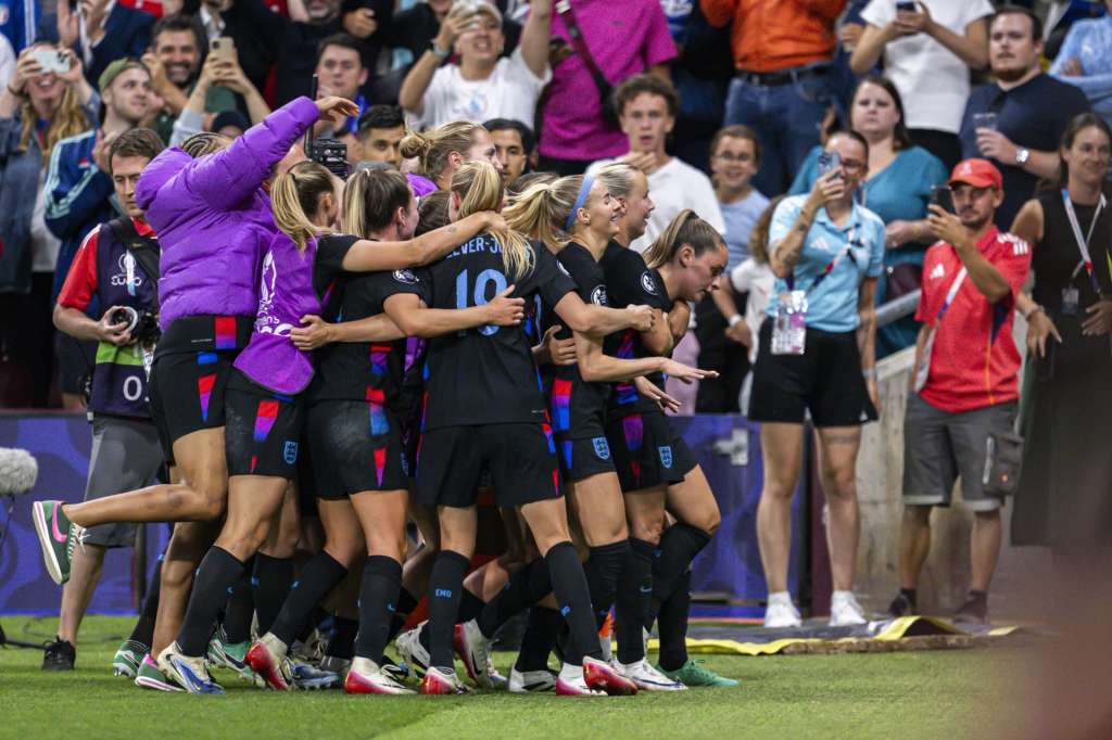 GENEVA (Switzerland), 22/07/2025.- England players celebrate her goal to make it 2:1 during the UEFA Women's EURO 2025 semi final soccer match between England and Italy in Geneva, Switzerland, 22 July 2025. (Italia, Suiza, Ginebra) EFE/EPA/JEAN-CHRISTOPHE BOTT