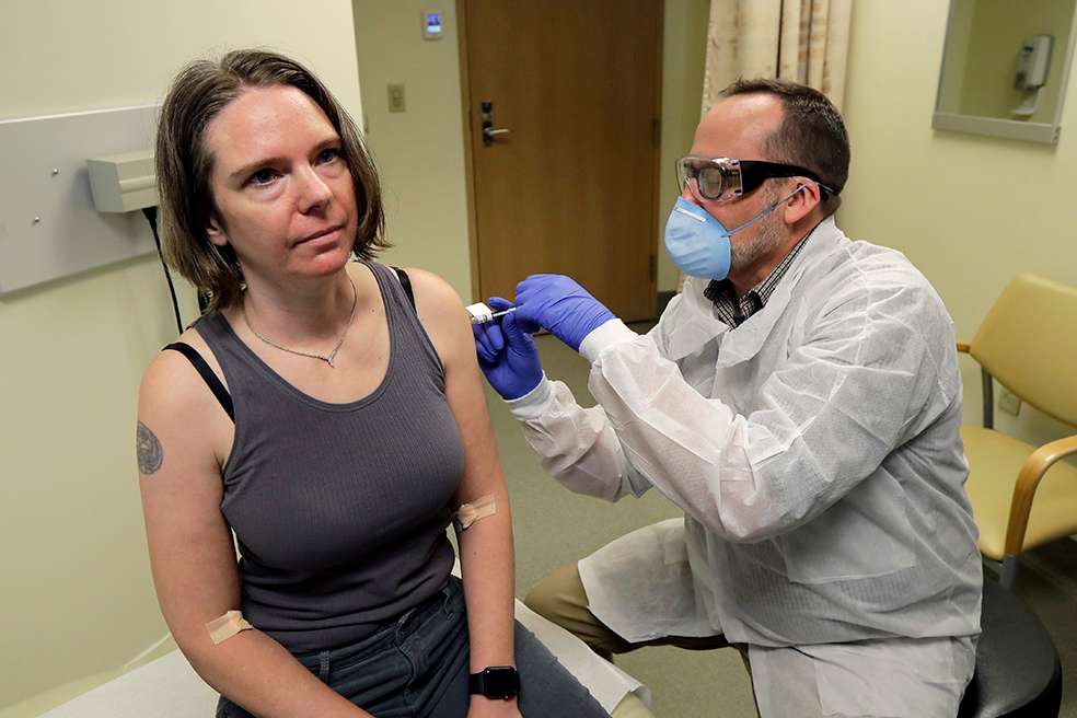 Jennifer Haller, de 43 años, fue la primer voluntaria en recibir la vacuna de prueba contra el coronavirus. / AP
