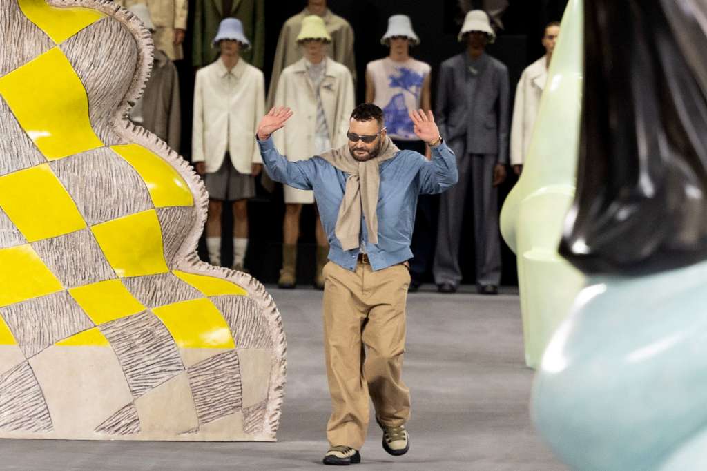 Paris (France), 21/06/2024.- British designer Kim Jones greets the audience after the show of the Spring/Summer 2025 Menswear Collection for Dior fashion house during the Paris Fashion Week, in Paris, France, 21 June 2024. The presentation of the Men'Äôs collections runs from 18 to 23 June. (Moda, Francia) EFE/EPA/ANDRE PAIN