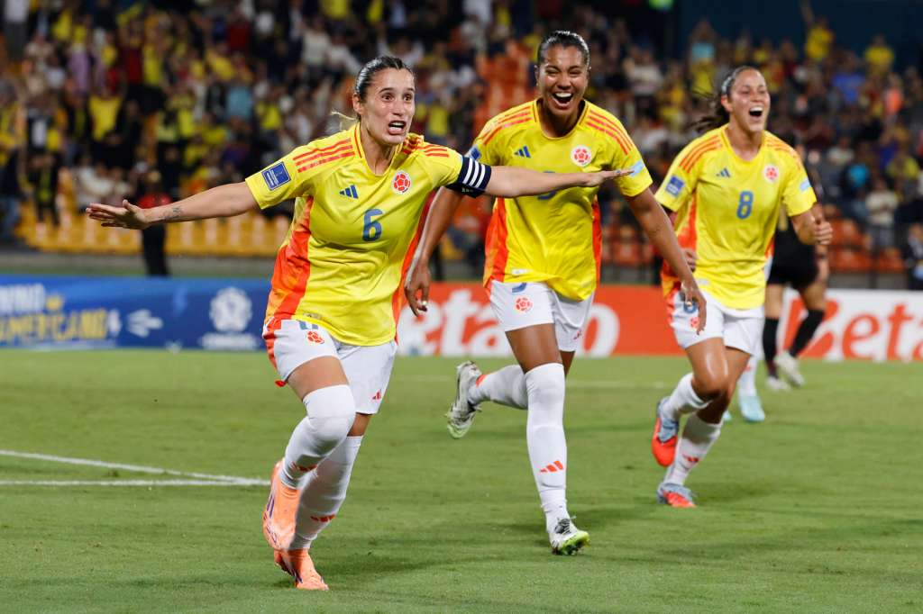 AME1276. MEDELLIN (COLOMBIA), 24/10/2025.- Jugadoras de Colombia celebran un gol este viernes, en un partido de la Liga de Naciones Femenina entre Colombia y Perú en el Atanasio Girardot, en Medellin (Colombia). EFE/ Mauricio Dueñas Castañeda