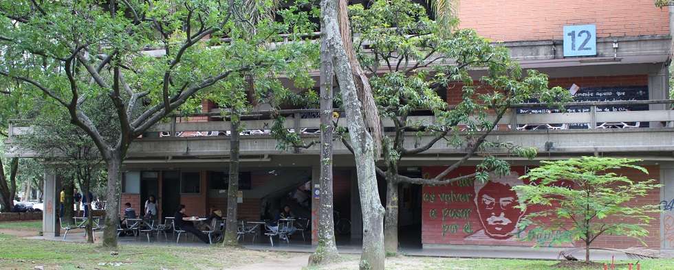 Edificio rodeado de árboles.