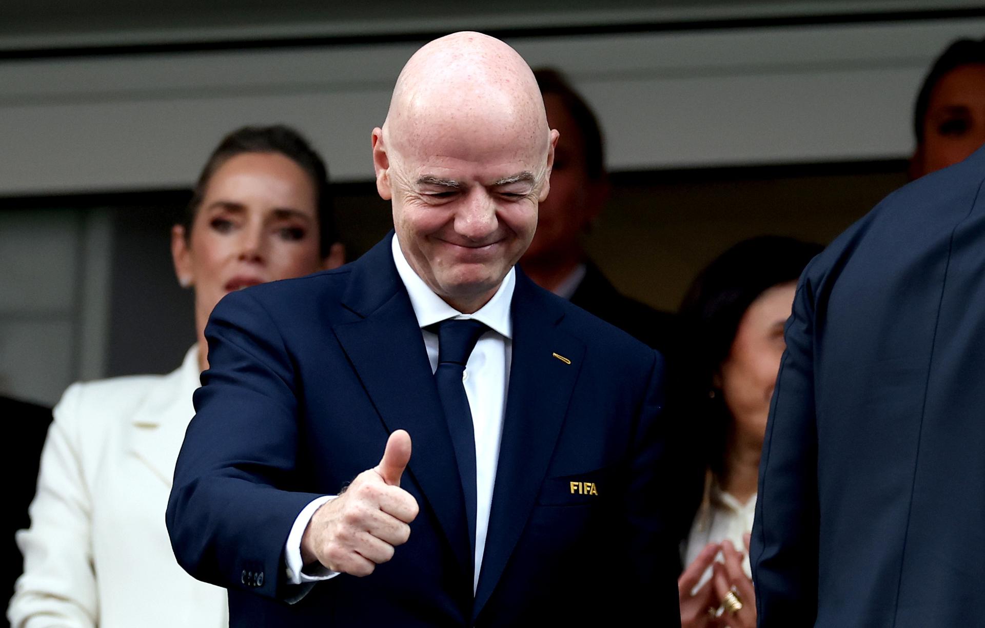 LOS ANGELES (United States), 13/06/2026.- FIFA president Gianni Infantino gives the thumb up before the FIFA World Cup 2026 group stage match USA against Paraguay, in Los Angeles, California, USA, 12 June 2026. EFE/EPA/CHRIS TORRES