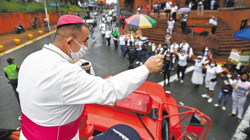 El obispo de Buenaventura, Ruben Dario Jaramillo, durante una de las manifestaciones para rechazar la ola de inseguridad que azota al municipio.