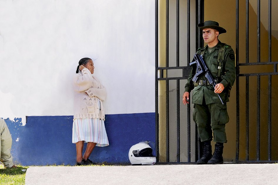 Una mujer espera los restos de los campesinos asesinados el miércoles, al parecer por el no pago de una extorsión a ‘Los Urabeños’. Autoridades ofrecen $50 millones por los criminales.