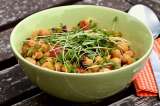 Ensalada de garbanzos con queso azul