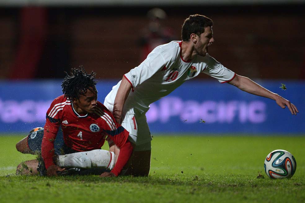 El volante Juan Guillermo Cuadrado (izq) antes de que se pitara el penal que convirtió él mismo para poner el 2-0 parcial. /AFP