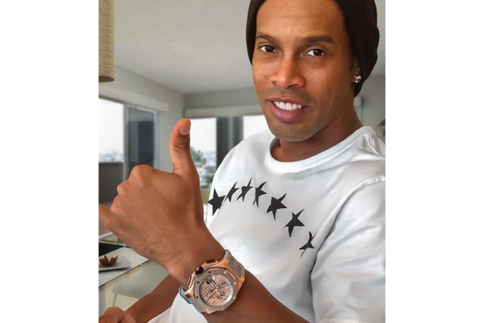 Ronaldinho enseña el regalo de LeBron James. Foto: @10Ronaldinho
