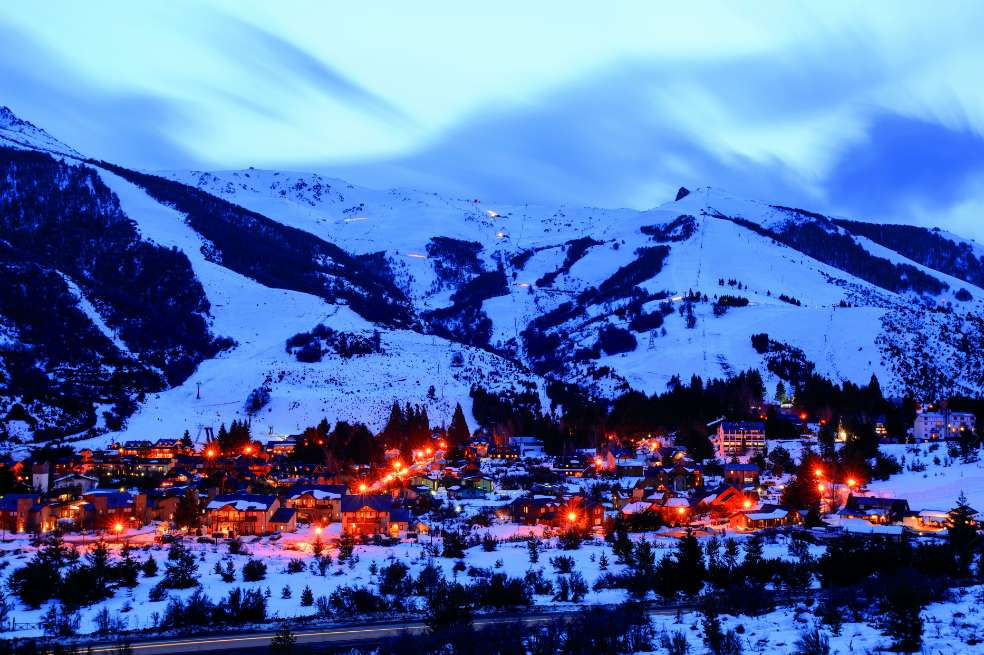 Bariloche en primaveraEs la época ideal y el lugar perfecto para los amantes del turismo aventura. De hecho, durante la primavera vuelven a comenzar todas las actividades al aire libre, ideales para toda la familia: paseos en canoas, kayak, rafting, stand up paddle, cabalgatas, palestra de escalada y canopy entre otras.