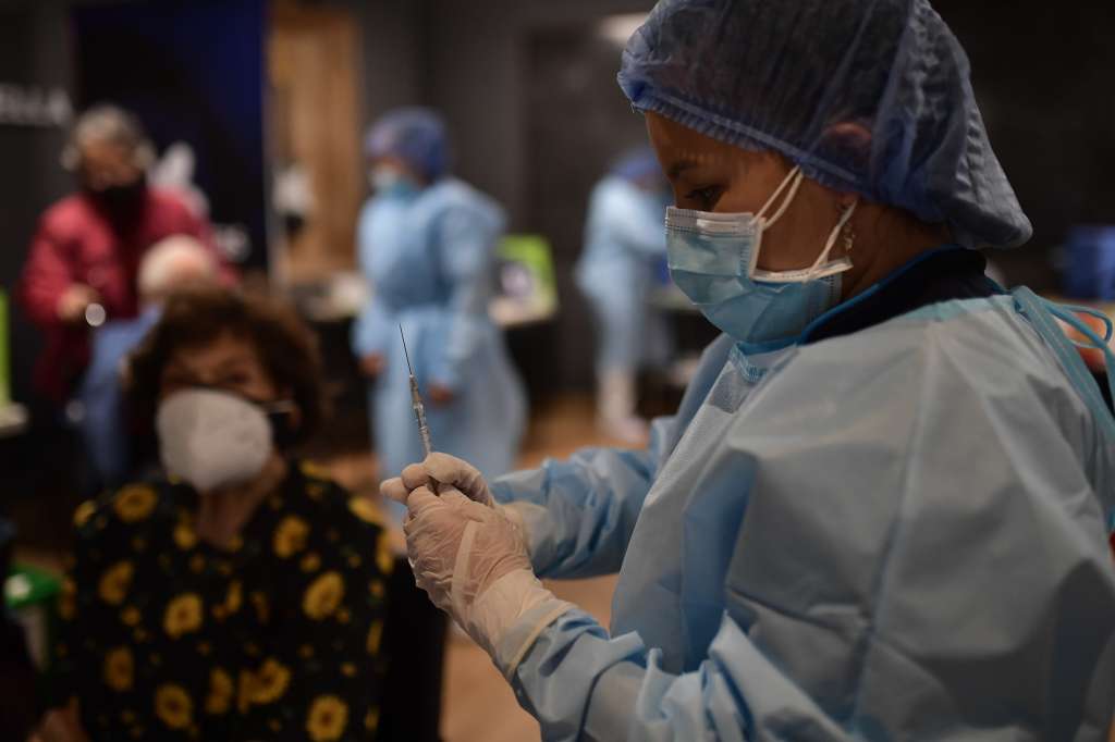 Jornada de vacunación de personas mayores contra el Covid19 en varios puntos de Bogotá con la dosis de Pfizer