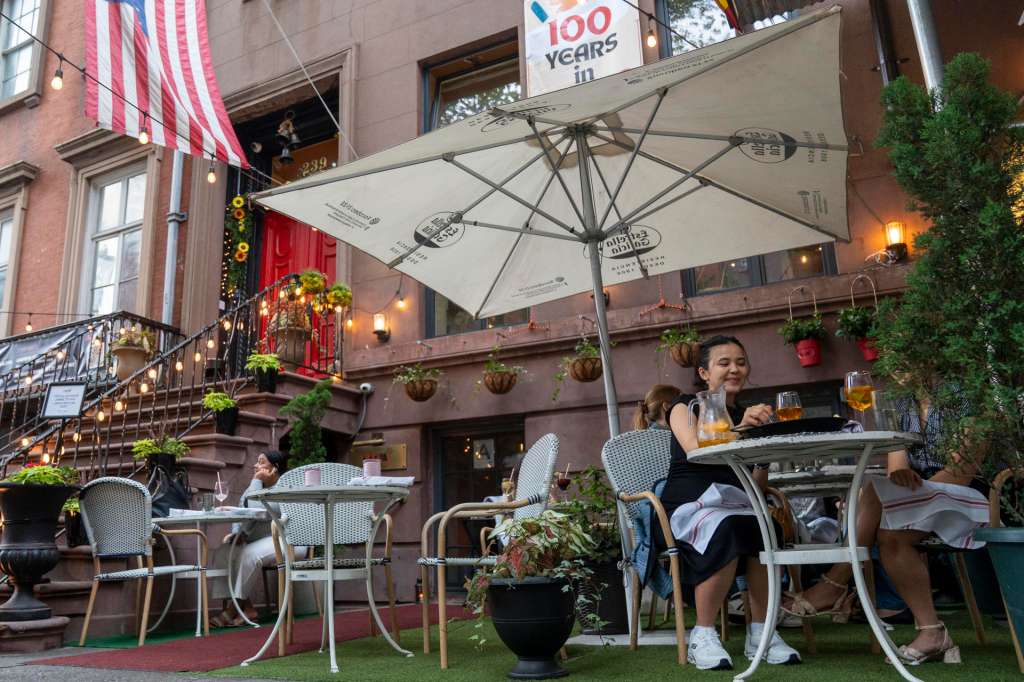 ACOMPAÑA CRÓNICA: EEUU ESPAÑA GASTRONOMÍA AME7166. NUEVA YORK (ESTADOS UNIDOS), 20/06/2025.- Personas comen en el restaurante La Nacional este martes, en Nueva York (Estados Unidos). La institución cultural española más antigua de Estados Unidos, La Nacional de Nueva York, cumple 100 años en su 'casa' de lo que una vez fue llamado el barrio de Little Spain con la misión de preservar el legado español para las futuras generaciones, según cuentan a EFE sus responsables. EFE/ Ángel Colmenares
