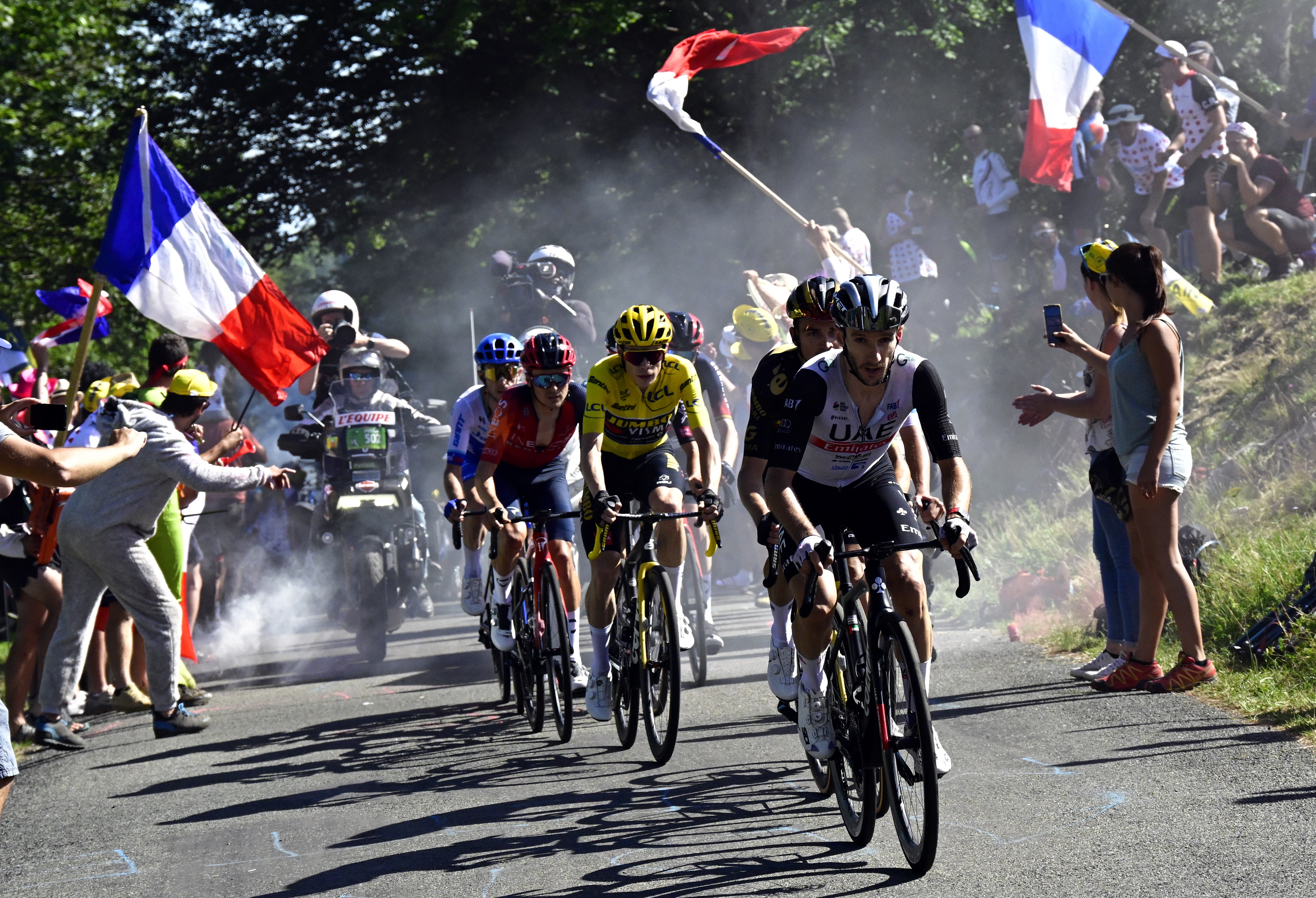 Grand Colombier (France), 14/07/2023.- Danish rider Jonas Vingegaard of team Jumbo-Visma (C) in action during the 13th stage of the Tour de France 2023, a 138kms race from Chatillon-Sur-Charlaronne to Grand Colombier, France, 14 July 2023. (Ciclismo, Francia) EFE/EPA/PAPON BERNARD