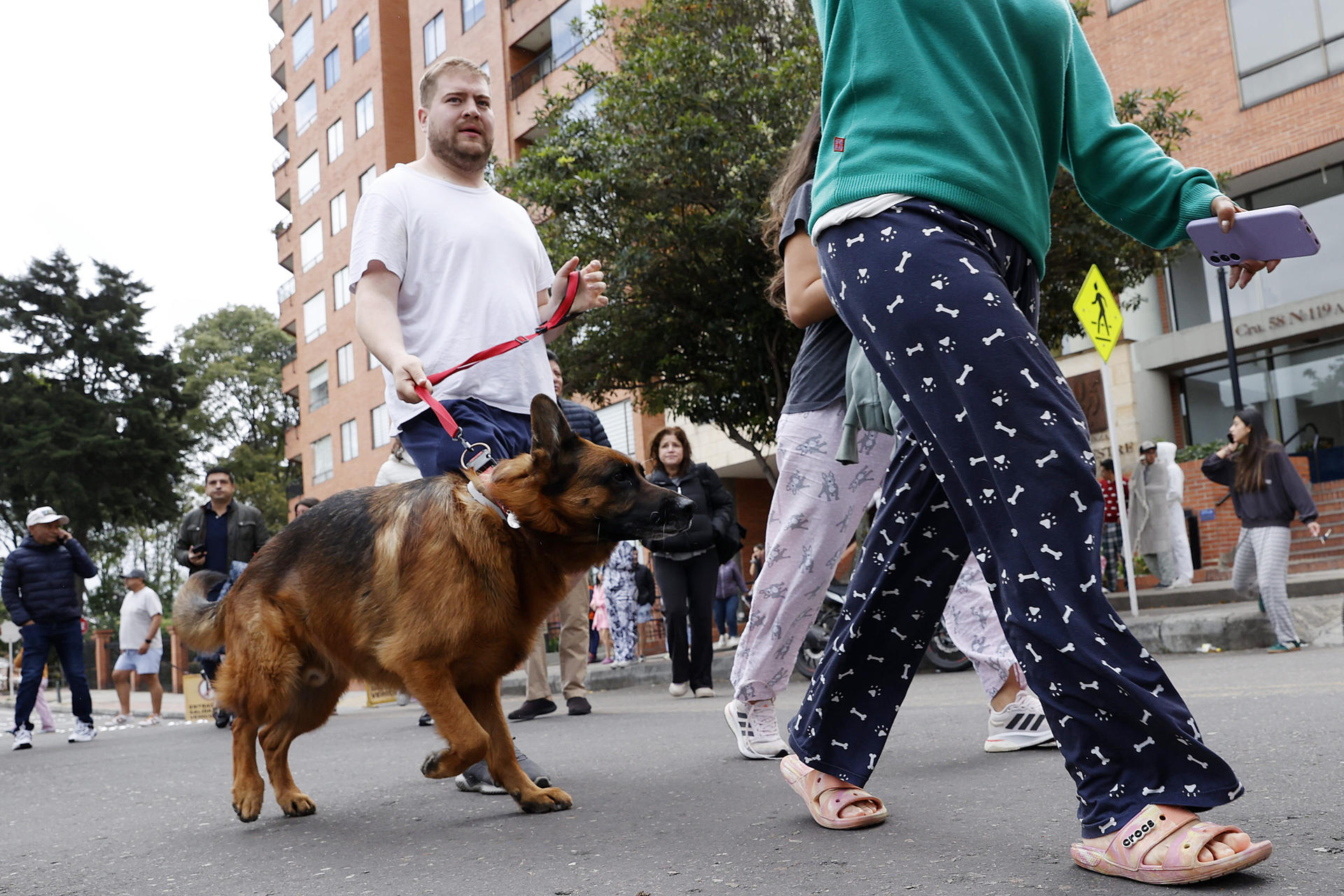AME4352. BOGOTÁ (COLOMBIA), 08/06/2025.- Personas salen de sus apartamentos tras un sismo de magnitud 6,5 este domingo, en Bogotá (Colombia). Un sismo de magnitud 6,5 sacudió en la mañana a Colombia sin que hasta el momento haya información de víctimas o daños materiales, informó el Servicio Geológico Colombiano (SGC). EFE/ Mauricio Dueñas Castañeda