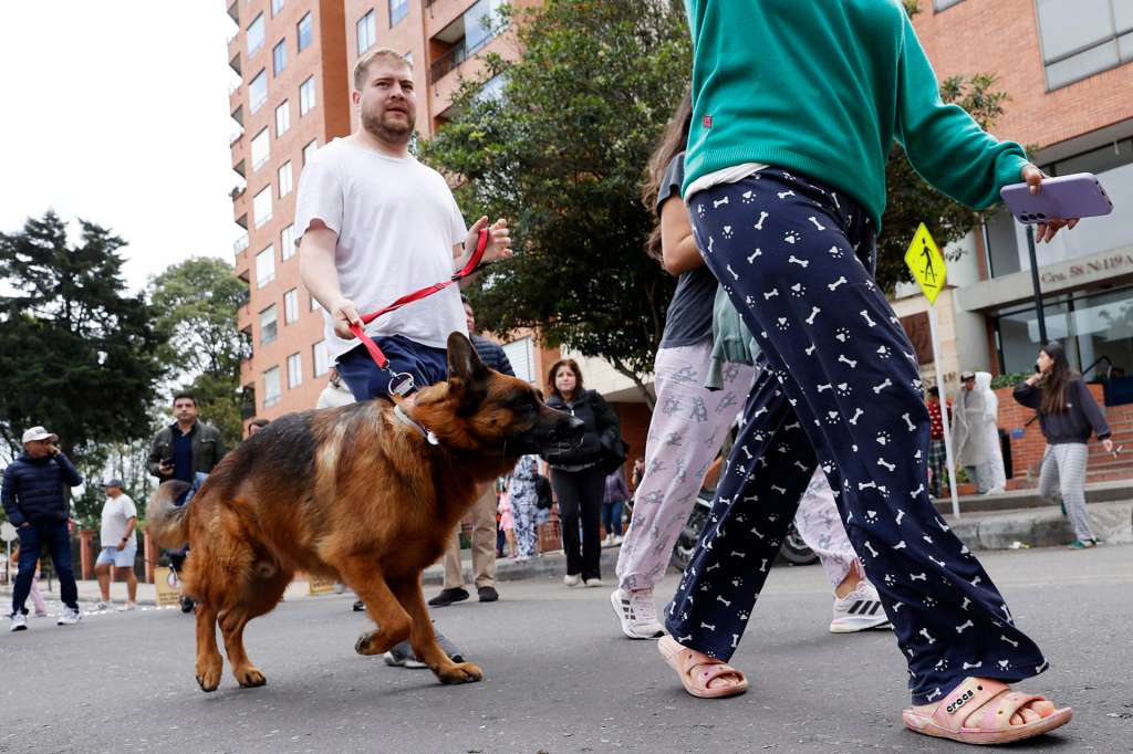 AME4352. BOGOTÁ (COLOMBIA), 08/06/2025.- Personas salen de sus apartamentos tras un sismo de magnitud 6,5 este domingo, en Bogotá (Colombia). Un sismo de magnitud 6,5 sacudió en la mañana a Colombia sin que hasta el momento haya información de víctimas o daños materiales, informó el Servicio Geológico Colombiano (SGC). EFE/ Mauricio Dueñas Castañeda