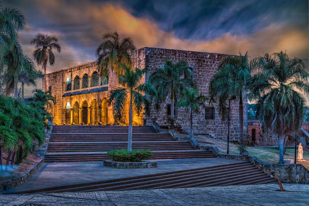 El Alcázar de Colón o Palacio Virreinal de Don Diego Colón es un palacio de inicios del siglo xvi, ubicado en la Plaza de España en la Ciudad Colonial de Santo Domingo (República Dominicana).