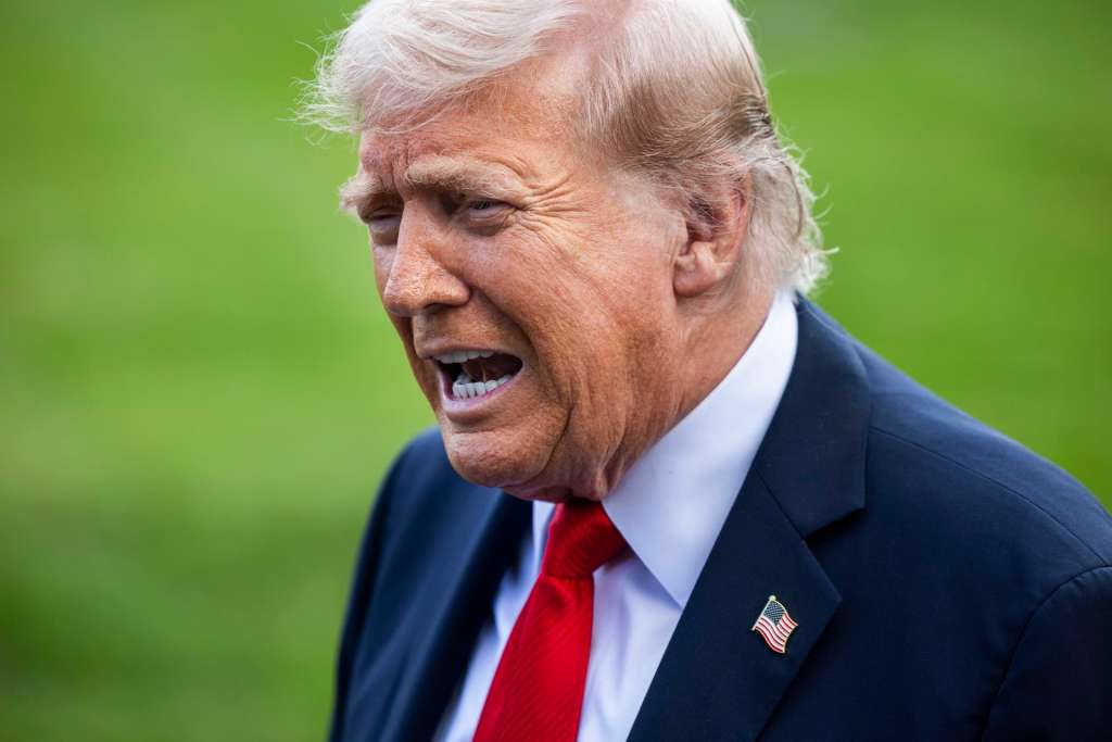 WASHINGTON (United States), 11/09/2025.- US President Donald Trump speaks to reporters about the murder of Turning Point founder Charlie Kirk as he leaves the White House for New York City in Washington, DC, USA, 11 September 2025. Trump said law enforcement was making ‘big progress’ towards finding the killer. (Nueva York) EFE/EPA/JIM LO SCALZO