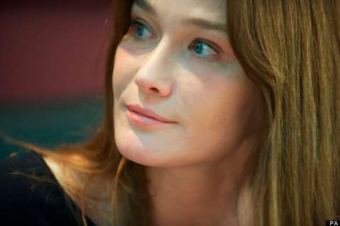 Carla Bruni se llevó cientos de críticas de feministas en Twitter
