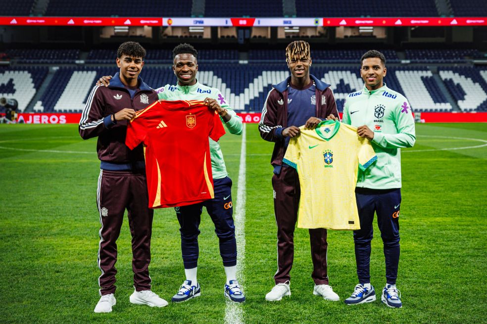 Lamine Yamal y Nico Williams, de España, posan con los brasileños Vinícius Junior y Rodrygo Goes, en la previa del amistoso entre ambas selecciones.