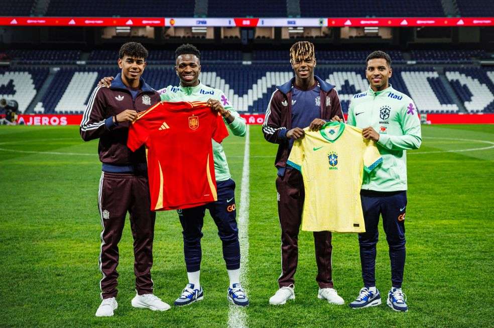 Lamine Yamal y Nico Williams, de España, posan con los brasileños Vinícius Junior y Rodrygo Goes, en la previa del amistoso entre ambas selecciones.