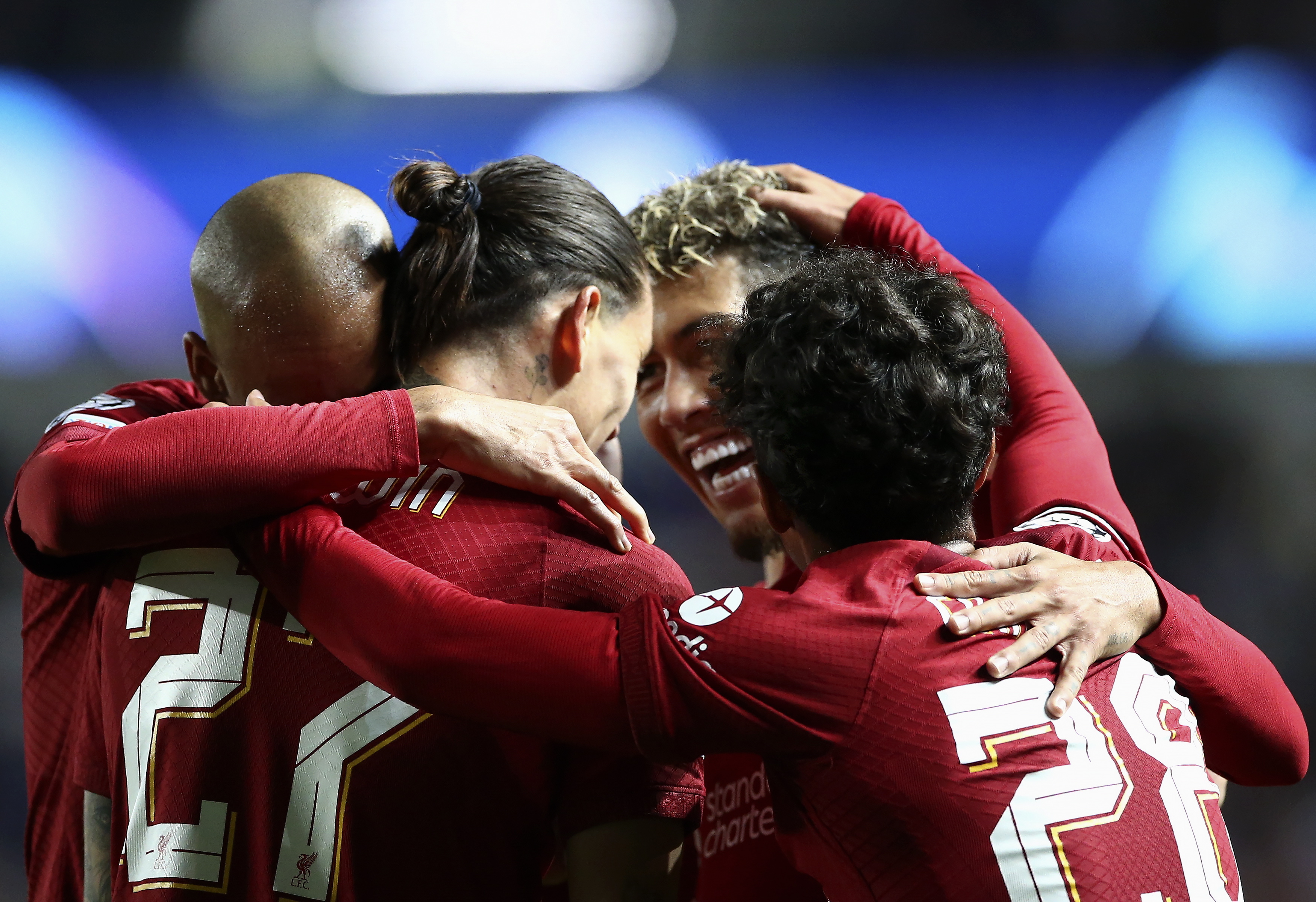 Glasgow (United Kingdom), 12/10/2022.- Darwin Nunez (2-L) of Liverpool celebrates with teammates Fabinho (L , Roberto Firmino (2-R), and Fabio Carvalho (R) after scoring the 1-3 lead during the UEFA Champions League group A soccer match between Rangers FC and Liverpool FC in Glasgow, Britain, 12 October 2022. (Liga de Campeones, Reino Unido) EFE/EPA/ADAM VAUGHAN