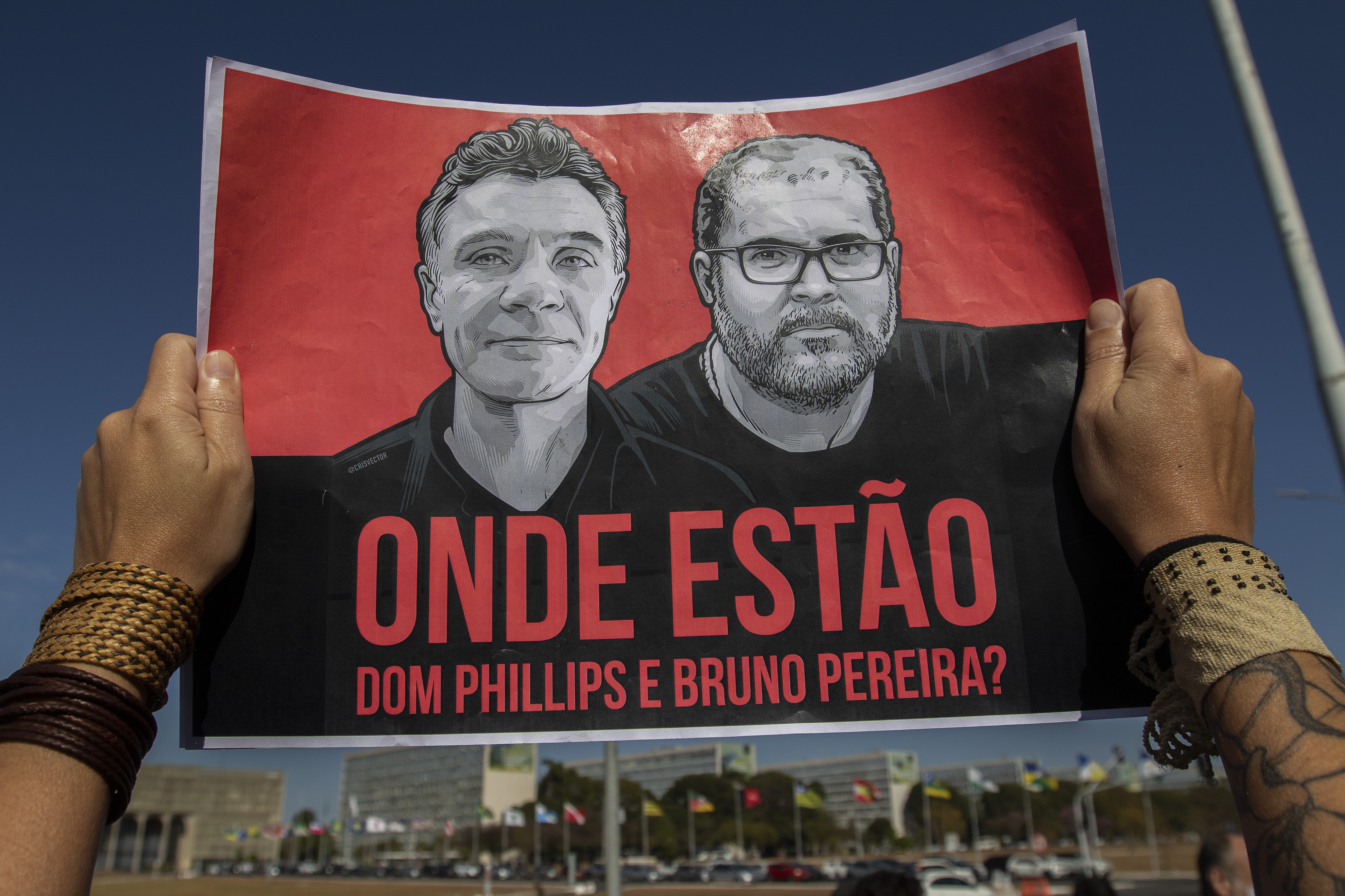 AME6475. BRASILIA (BRASIL), 14/06/2022.- Empleados de la Fundación Nacional del Indio (Funai) participan hoy en una protesta para rechazar las declaraciones del presidente de la Funai, Marcelo Augusto Xavier da Silva, sobre las desapariciones del periodista británico Dom Phillips (i-cartel), colaborador del diario The Guardian, y del indigenista brasileño Bruno Pereira Araújo (d-cartel), frente al Ministerio de Justicia y Seguridad Pública en Brasilia (Brasil). Los trabajadores convocaron a un paro este martes luego de las declaraciones del presidente de la Funai en las que indicó que Phillips y Pereira Araújo, desaparecidos desde el pasado 5 de junio en la Amazonía brasileña, no tenían permiso de ingresar a esa área indígena del Valle do Javari. Los manifestantes además acusaron a Marcelo Xavier da Silva de no garantizar la seguridad de los trabajadores y de criminalizar el trabajo del indigenista. EFE/ Joédson Alves