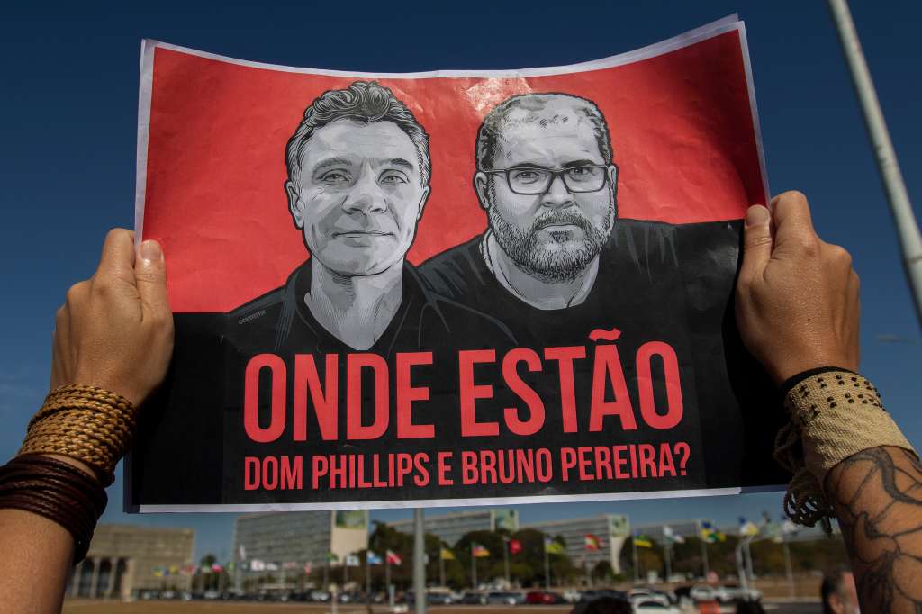 AME6475. BRASILIA (BRASIL), 14/06/2022.- Empleados de la Fundación Nacional del Indio (Funai) participan hoy en una protesta para rechazar las declaraciones del presidente de la Funai, Marcelo Augusto Xavier da Silva, sobre las desapariciones del periodista británico Dom Phillips (i-cartel), colaborador del diario The Guardian, y del indigenista brasileño Bruno Pereira Araújo (d-cartel), frente al Ministerio de Justicia y Seguridad Pública en Brasilia (Brasil). Los trabajadores convocaron a un paro este martes luego de las declaraciones del presidente de la Funai en las que indicó que Phillips y Pereira Araújo, desaparecidos desde el pasado 5 de junio en la Amazonía brasileña, no tenían permiso de ingresar a esa área indígena del Valle do Javari. Los manifestantes además acusaron a Marcelo Xavier da Silva de no garantizar la seguridad de los trabajadores y de criminalizar el trabajo del indigenista. EFE/ Joédson Alves