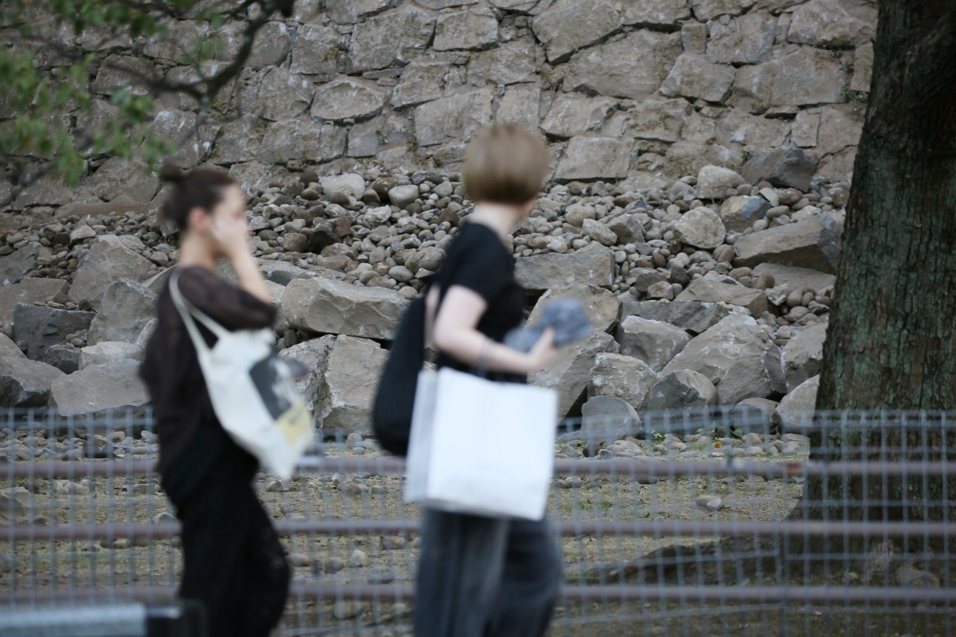 KUMAMOTO (Japan), 28/07/2026.- People walk near the stone walls of Kumamoto Castle, which collapsed following a powerful earthquake in Kumamoto City, Japan, 28 July 2026. According to the Japan Meteorological Agency, an earthquake of a magnitude estimated at 7.1 struck Kumamoto Prefecture, southwestern Japan. (Terremoto/sismo, Japón) EFE/EPA/JIJI PRESS JAPAN OUT EDITORIAL USE ONLY/