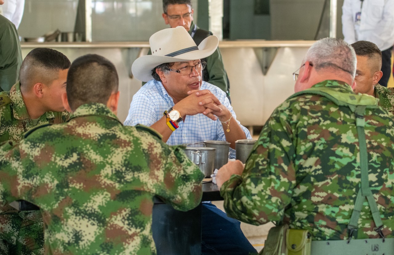 En su visita al Meta el presidente Gustavo Petro compartió con tropas de la Séptima Brigada.