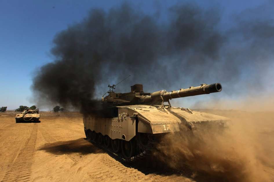 Un carro de combate Merkava israelí realiza maniobras en los Altos de Golán (Israel), cerca de la frontera con Siria. Foto: EFE