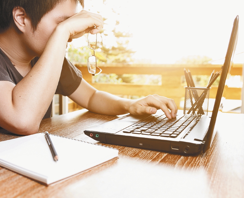 Los especialistas aconsejan hidratar con lágrimas naturales los ojos cuando se está más de tres horas frente al computador. / Foto: iStock
