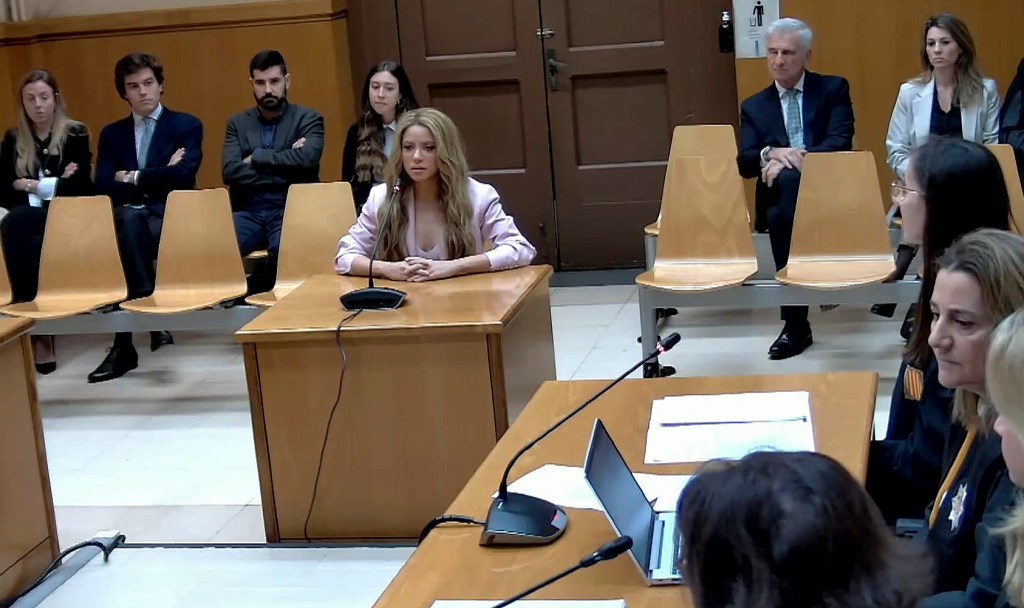 BARCELONA, 20/11/2023.- Captura de vídeo de la señal institucional del TSJC que muestra a la cantante Shakira en la Audiencia de Barcelona este lunes. La artista ha aceptado este lunes el pago de una multa millonaria a cambio de una rebaja de condena que evitará su entrada en prisión, tras admitir que defraudó 14,5 millones a Hacienda entre los años 2012 y 2014. EFE/ Señal Institucional Del TSJC / ***SOLO USO EDITORIAL/SOLO DISPONIBLE PARA ILUSTRAR LA NOTICIA QUE ACOMPAÑA (CRÉDITO OBLIGATORIO)***