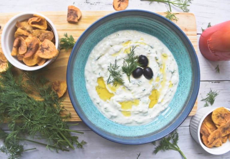 Cuatro pasos para aprender a preparar un dip de yogur griego