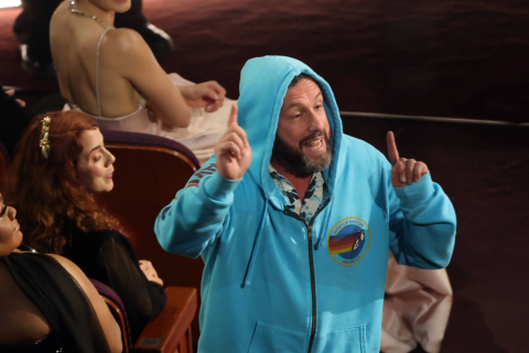 El show de Adam Sandler en los Oscar: llegó en sudadera y protagonizó curioso momento