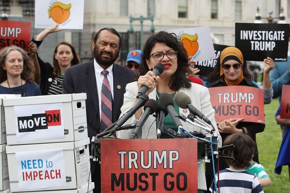 La legisladora demócrata, Rashida Tlaib, junto a los activistas que piden el impeachment de Trump. / AFP