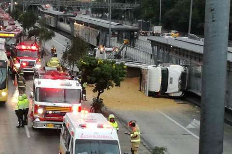 Accidente de volqueta en estación de Transmilenio causa caos en movilidad