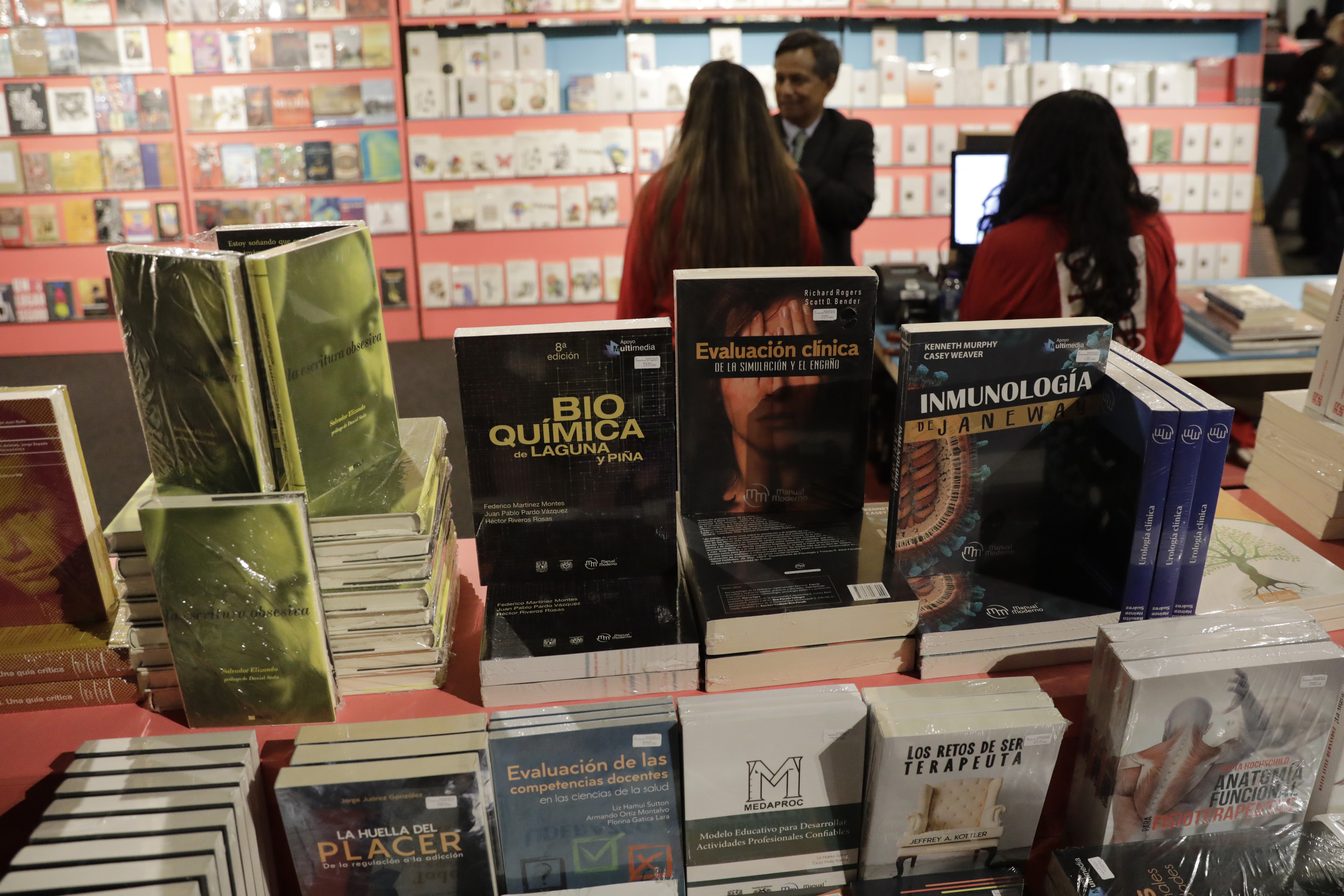 BOGOTÁ (COLOMBIA), 19/04/2023.- Fotografía del 18 de abril de 2023 que muestra una exhibición de libros en la apertura del pabellón de México, país invitado de honor en la XXXV Feria Internacional del Libro de Bogotá (FilBo) que se realiza en el recinto ferial de Corferias en Bogotá (Colombia). México, país invitado de honor en la XXXV Feria Internacional del Libro de Bogotá (FilBo), cautivó a los visitantes no solo con su rica muestra literaria que abarca desde sus raíces indígenas hasta las voces contemporáneas más destacadas, sino que también ofreció un espacio para adentrarse en la riqueza de su cultura, historia y sabores en el pabellón engalanado con su nombre. EFE/ Carlos Ortega