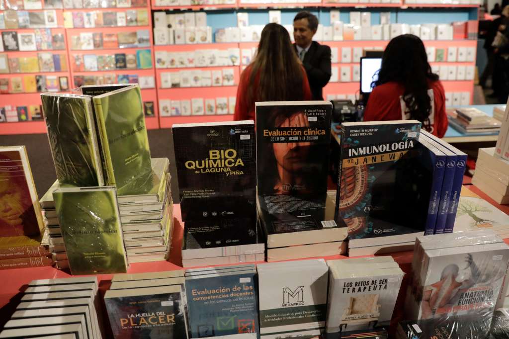 BOGOTÁ (COLOMBIA), 19/04/2023.- Fotografía del 18 de abril de 2023 que muestra una exhibición de libros en la apertura del pabellón de México, país invitado de honor en la XXXV Feria Internacional del Libro de Bogotá (FilBo) que se realiza en el recinto ferial de Corferias en Bogotá (Colombia). México, país invitado de honor en la XXXV Feria Internacional del Libro de Bogotá (FilBo), cautivó a los visitantes no solo con su rica muestra literaria que abarca desde sus raíces indígenas hasta las voces contemporáneas más destacadas, sino que también ofreció un espacio para adentrarse en la riqueza de su cultura, historia y sabores en el pabellón engalanado con su nombre. EFE/ Carlos Ortega