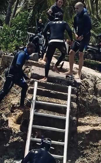 El apneista Cristian Castaño saliendo del agua, en San Andrés, tras el incidente con un tiburón.