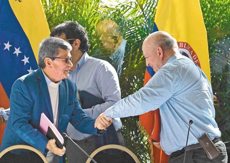 El jefe de la delegación del Gobierno, Otty Patiño (a la derecha), con su contraparte, 'Pablo Beltrán', del Eln. / AFP