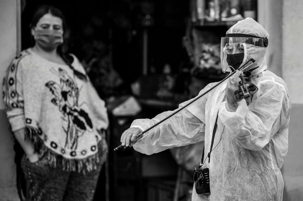 Un violinista acompaña funerales en Bogotá.