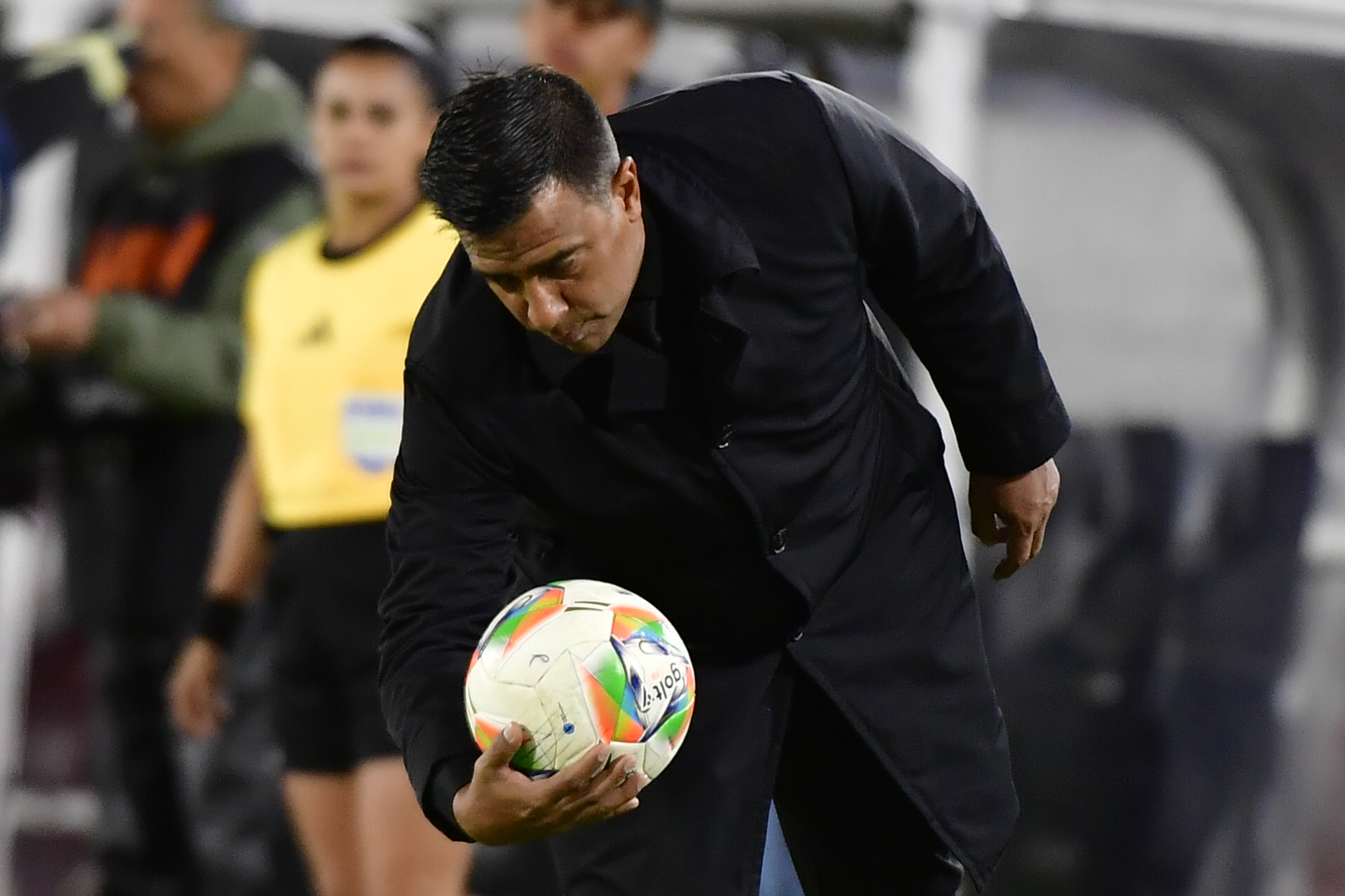 Exfutbolista y entrenador venezolano que dirige al Junior, en el partido ante Santa Fe por la fecha dieciocho de la Liga Betplay 2025-I.