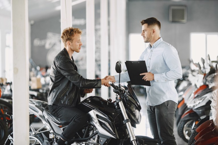 Señales para identificar si una moto usada tuvo un accidente