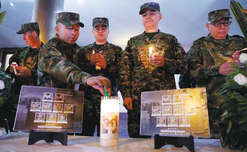 Velatón en homenaje a los nueve militares murieron y nueve heridos luego de un ataque del ELN perpetrado contra una unidad del Ejército colombiano en la región del Catatumbo.