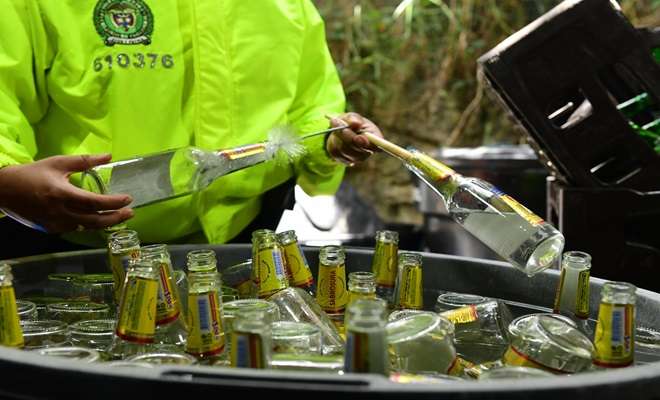 Las botellas que encontraban en las calles las lavaban y posteriormente las rellenaban de cerveza adulterada con químicos para hacerla rendir.